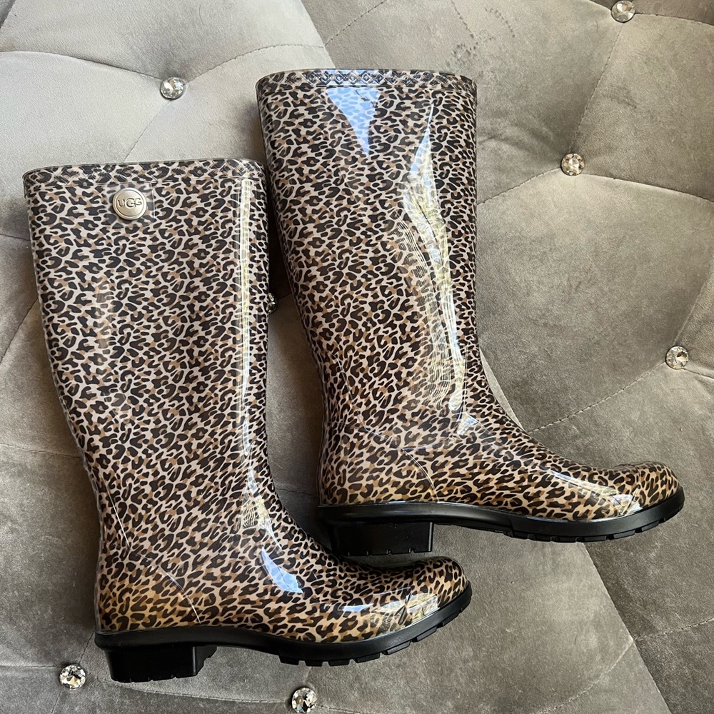 Women’s UGG Shayne leopard print rain it’s SIZE 6